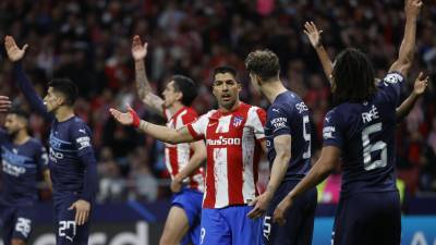 Luis Suárez entró en la recta final del juego y poco o nada pudo hacer en la zona ofensiva del Atlético de Madrid. Foto EFE.
