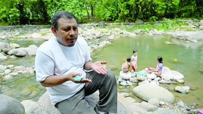 El ambientalista en un río del Bajo Aguán.