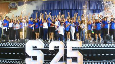 Los chicos posaron para la foto oficial junto con sus orgullosos padres.