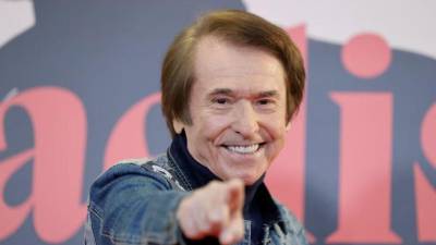El cantante español, Raphael, se está recuperando.