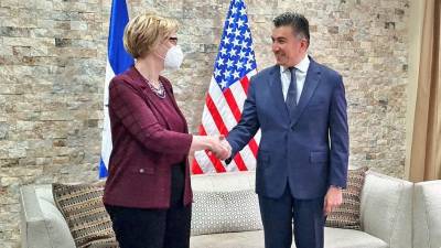 Laura Dogu, embajadora de Estados Unidos en Honduras, y Rolando Argueta, presidente del Poder Judicial de Honduras.