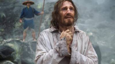 Liam Neeson es el Padre Ferreira, uno de los sacerdotes jesuitas que viven una persecución violenta en Japón. Para hacer este dramático personaje el actor bajó más de 20 libras.