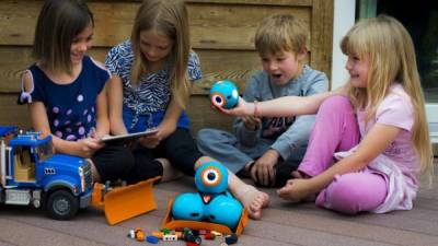 Inventos como “Dash & Dot” potencian el aprendizaje, las habilidades técnicas y personales de los niños.