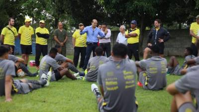 Fuad Abufele, uno de los presidentes del Real España, le dio la bienvenida a la plantilla. FOTO @@rcdespana