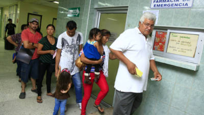 Los enfermos hacen fila hasta 30 minutos para llevar solo una parte de las medicinas.