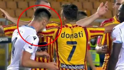 Patric Gabarrón, de la Lazio, le dio una mordida al jugador Giulio Donati del Lecce.