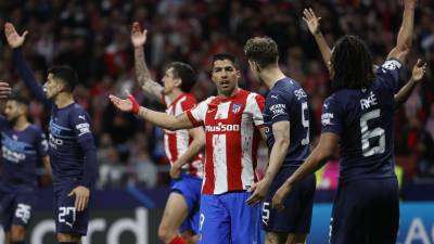Luis Suárez entró en la recta final del juego y poco o nada pudo hacer en la zona ofensiva del Atlético de Madrid. Foto EFE.