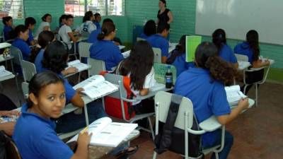 Jóvenes que tienen jornada laboral dedican su tiempo libre al estudio.