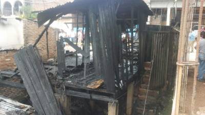 Los rescatistas se presentaron al lugar para intentar sofocar las llamas. Fotos tomadas de Radio América.