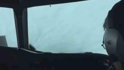 Pilotos manejan el avión sin ningún signo de miedo.