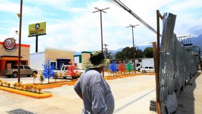 Las plazas comerciales del bulevar del este ya están casi terminadas. Foto: Amílcar Izaguirre.