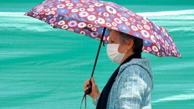 A woman wears a protective face mask as a preventive measure against the spread of the new Coronavirus, COVID-19, in Bogota on March 7, 2020. (Photo by Raul ARBOLEDA / AFP)