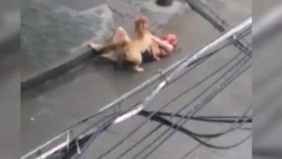 El hombre estaba sometido por el animal y no lograba defenderse o huir.