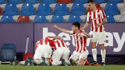 Los jugadores del Athletic de Bilbao celebrando el gol de Álex Berenguer. Foto EFE