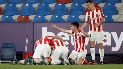 Los jugadores del Athletic de Bilbao celebrando el gol de Álex Berenguer. Foto EFE
