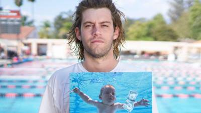 Spencer Elden muestra la portada del disco “Nevermind”, de Nirvana.