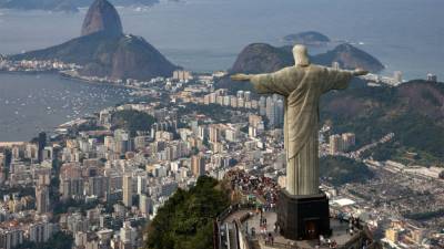   RÍO DE JANEIRO: Es una ciudad plagada de contrapuntos. Favelas con las mejores panorámicas de la ciudad y famosas playas como Copacabana, Ipanema o Leblon en donde reinan la tranquilidad y el espíritu festivo.