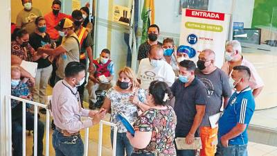 Atención. Los dueños de carros hacen largas filas para reclamar las nuevas placas. Foto: Amílcar I.