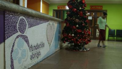 Muchas personas que no tienen dinero, reciben el servicio para poder estar cerca del familiar enfermo.