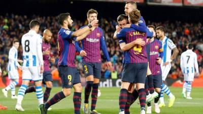 El festejo de los jugadores del Barcelona tras el gol de Lenglet. Foto AFP