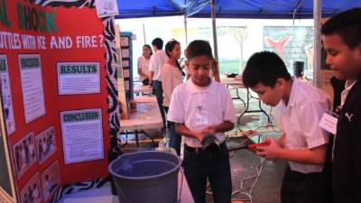 Los estudiantes de quinto grado de la escuela Ovidio Decroly presentaron el pryecto Thermal Schok, el cual mostraba cómo romper el vidrio solo con hielo, agua y fuego.