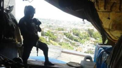 Según la Policía, un hombre en particular sería el objetivo de dos sicarios que se conducían en una motocicleta y de varios sujetos más que iban a bordo de una camioneta Toyota CRV color rojo.