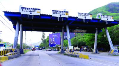 <b>Es el estado actual de lo que fueron las casetas de peaje, solo la salida este es compartida con los municipios de La Lima y San Manuel.</b>