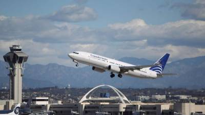 D2TFY7 Copa Airlines Boeing 737-86N takes off from Los Angeles Airport on January 28, 2013
