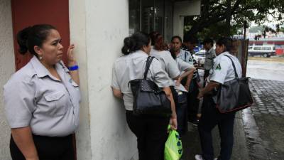 A los guardias les deben de 14 a 17 meses.