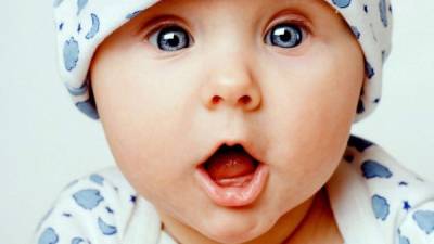 Los bebés son capaces de obtener información sobre el mundo real de forma indirecta.