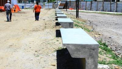 Ya están las bancas del parque central de La Lima.