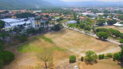 En este predio ubicado frente a la Escuela Americana se montará la Plaza Juniana. Foto: Yoseph Amaya