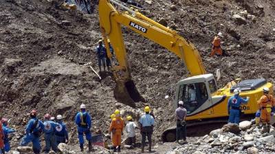 Los socorristas trabajan arduamente para rescatar a los mineros soterrados.