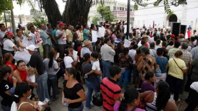 Unos doscientos pobladores se manifestaron ayer frente a la municipalidad de Choloma en apoyo al alcalde Leopoldo Crivelli.