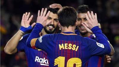 Los tres goleadores del partido, Messi, Luis Suárez y Paulinho, celebrando el último gol del Barcelona contra Levante. Foto AFP