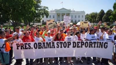 Activistas exigen a Obama detener las deportaciones de indocumentados.