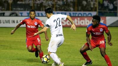 Fito Zelaya se quitó las marcas de Johnny Palacios y Ever Alvarado para después anotar su golazo al Olimpia.