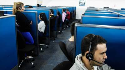 Jóvenes trabajando en una de las sedes de Allied Global. Foto: Wendell Escoto