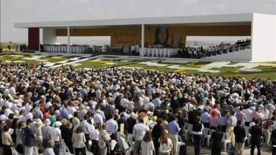 Miles de personas han asistido a la ceremonia de beatificación de Álvaro del Portillo, prelado del Opus Dei, presidida por el cardenal Angelo Amato, prefecto de la Congregación para las Causas de los Santos, en Madrid. Foto de EFE.