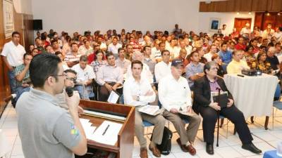 Eduin Canales, jefe de créditos de producción de Banhprovi, durante su participación en el evento. Foto: Amílcar Izaguirre