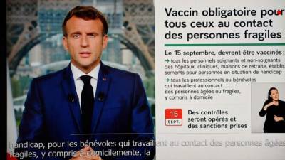 Macron comienza a imponer más restricciones para obligar a los franceses a vacunarse.//AFP.