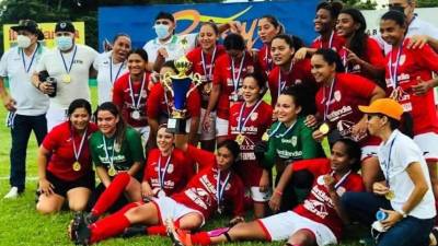 Las campeonas del Marathón La Prensa celebrando con la copa.