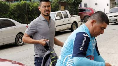 Roger Espinoza a su llegada al hotel de concentración de la Selección de Honduras en San Pedro Sula. Foto Delmer Martínez