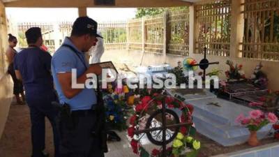 Las autoridades realizando las labores de exhumación.