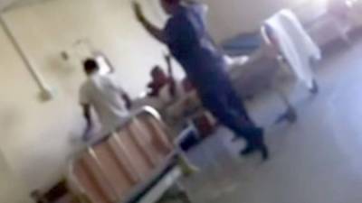 Minutos cuando el médico discutía con el paciente en el Hospital de Atlántida en La Ceiba, Honduras. Foto YouTube.