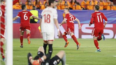 GRAF5483. SEVILLA 03/04/2018.- Los jugadores del Bayern celebran el segundo gol del equipo alemán durante el encuentro correspondiente a la ida de los cuartos de final de la Liga de Campeones que disputan esta noche frente al Sevilla en el estadio Sánchez Pizjuán de la capital andaluza. EFE/José Manuel Vidal.