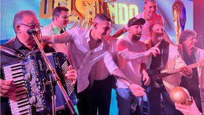 Lionel Messi ofreció en la noche del jueves una gran fiesta en Rosario, su ciudad nata, para despedir el año con amigos y compañeros en la selección argentina de fútbol que recientemente se consagró campeona en Qatar 2022. Hubo de todo.