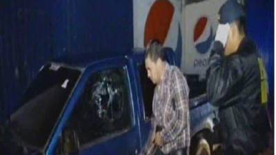 El momento cuando el comunicador le enseña a las autoridades el daño ocasionado a su vehículo.