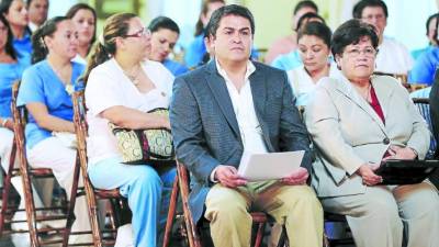 El presidente Juan O. Hernández, junto a la interventora Vilma Morales, escucharon con atención las propuestas de médicos y enfermeras.