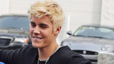 Días atras Justin Bieber se cayó cuando estaba jugando con su patineta.